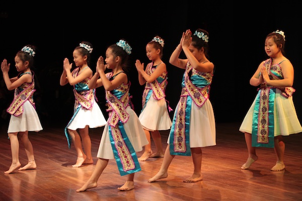 Hmong dance group Ntxhais Ntxim Hlub (Cute little girls)