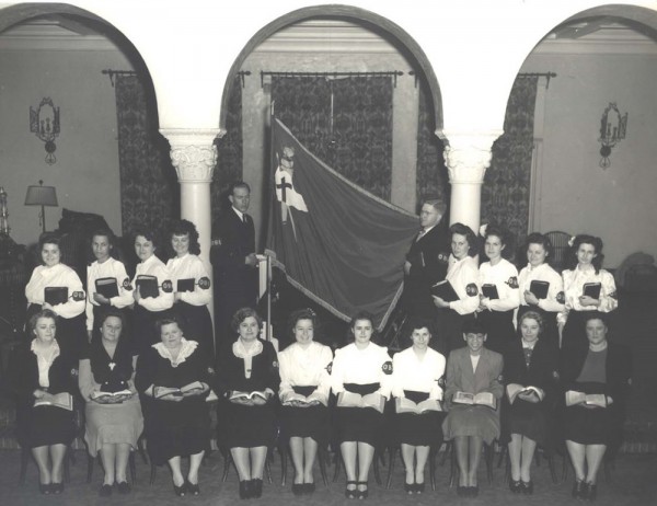 The first graduating class of Oakland Bible Institute 