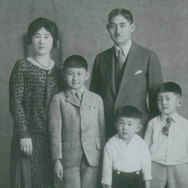 Harry Fukuhara (bottom left) with his brothers and parents in Auburn, Washington, c. 1927. 